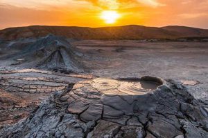 Du lịch Azerbaijan – Hàng trăm núi lửa bùn kỳ lạ phun trào