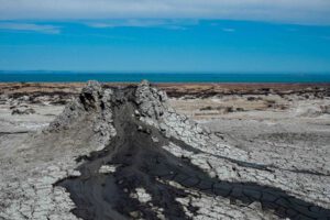 Núi lửa bùn giống như mặt trăng trên trái đất ở Gobustan, Azerbaijan