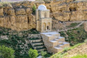 Du lịch Azerbaijan và đến thăm lăng mộ đá Sheikh Diri Baba lơ lửng trong không trung
