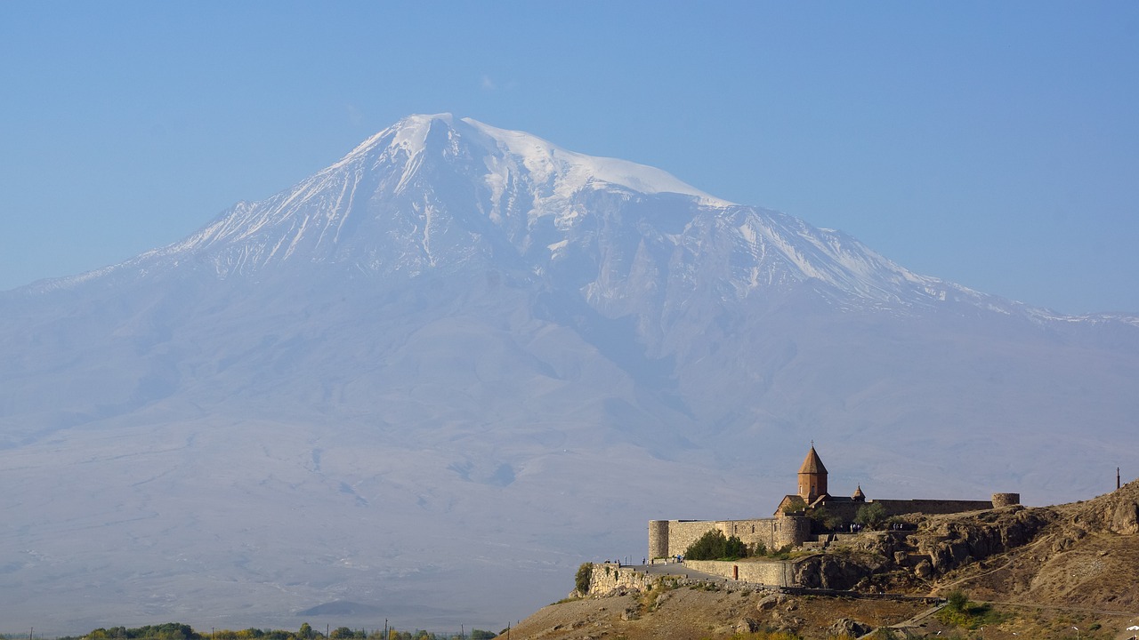 Khor Virap, địa điểm tôn giáo quan trọng trong tour Du Lịch Armenia