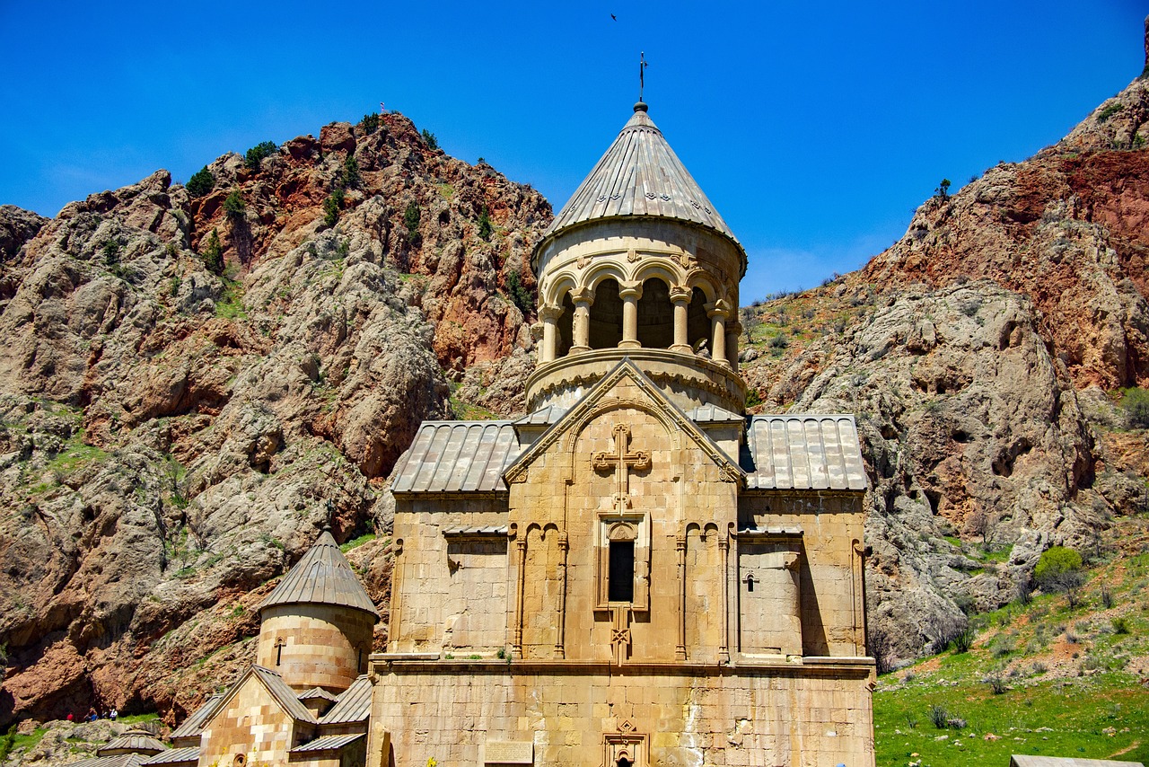 Chiêm Ngưỡng Tu Viện Noravank: Khoảnh Khắc Nghệ Thuật Ấn Tượng Khi Du Lịch Armenia