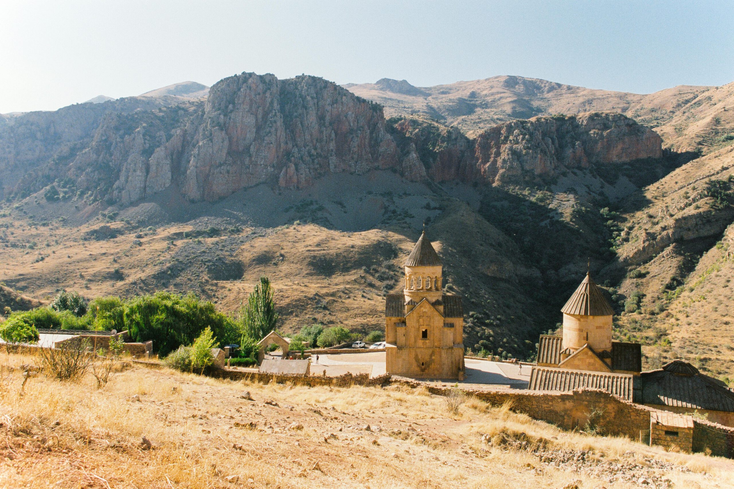 Chiêm Ngưỡng Tu Viện Noravank: Khoảnh Khắc Nghệ Thuật Ấn Tượng Khi Du Lịch Armenia