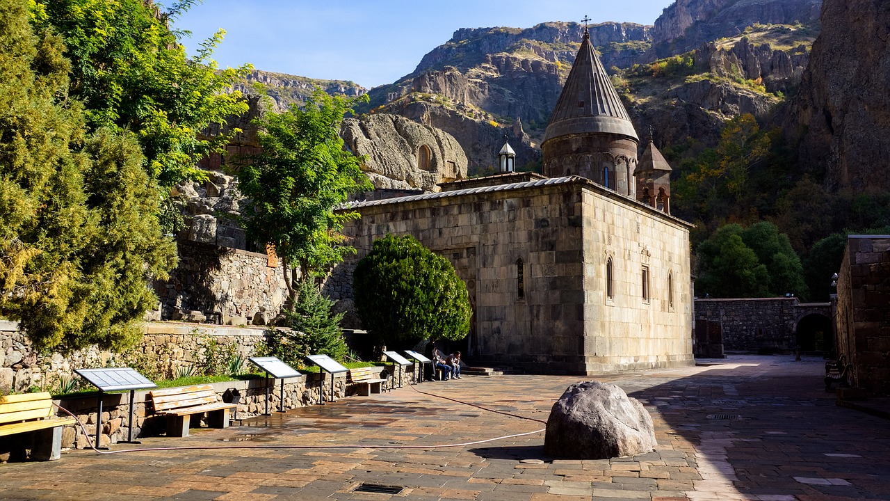 Du Lịch Armenia, thăm kỳ quan được Unesco công nhận: tu viện Geghard và thung lũng Azat