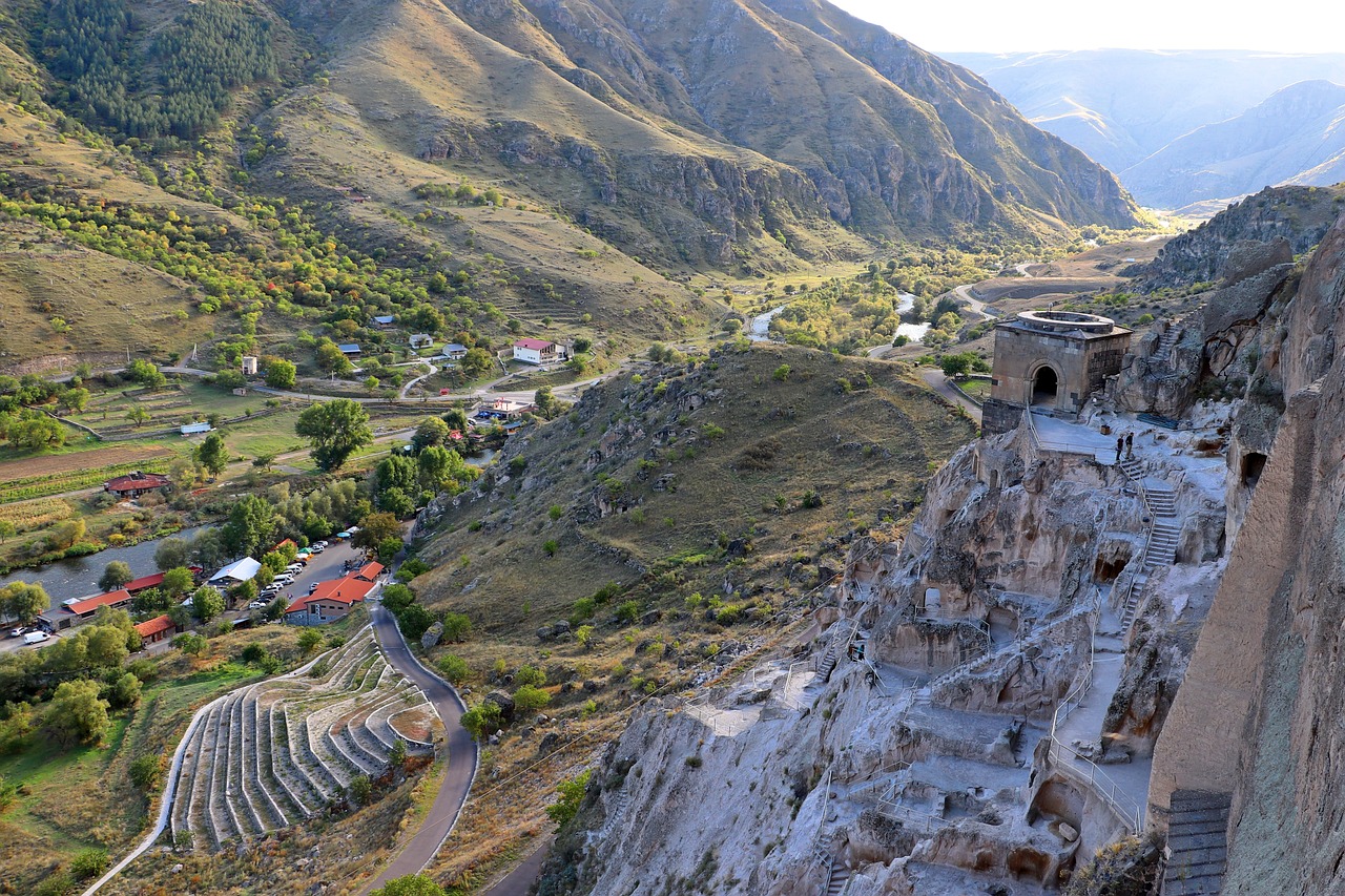 Du lịch Georgia, chiêm ngưỡng thị trấn hang động Vardzia tuyệt đẹp