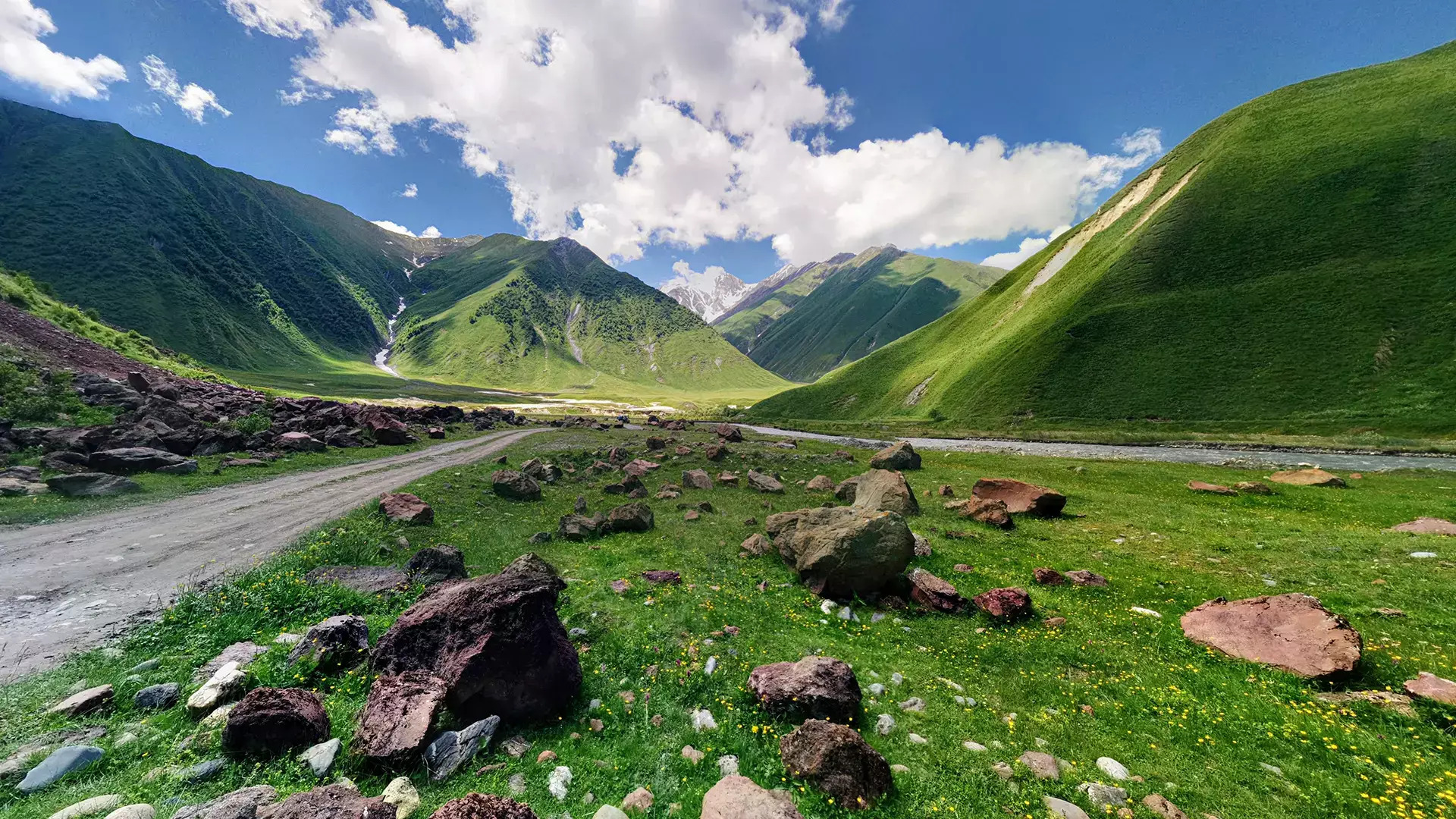 Du Lịch Kazbegi chiêm ngưỡng các thung lũng